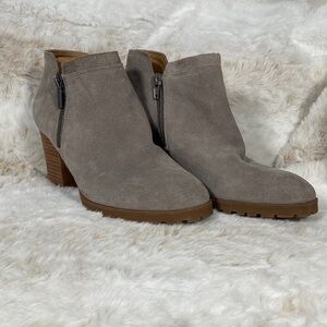 🍀Lucky Brand Noryn gray suede bootie 8M